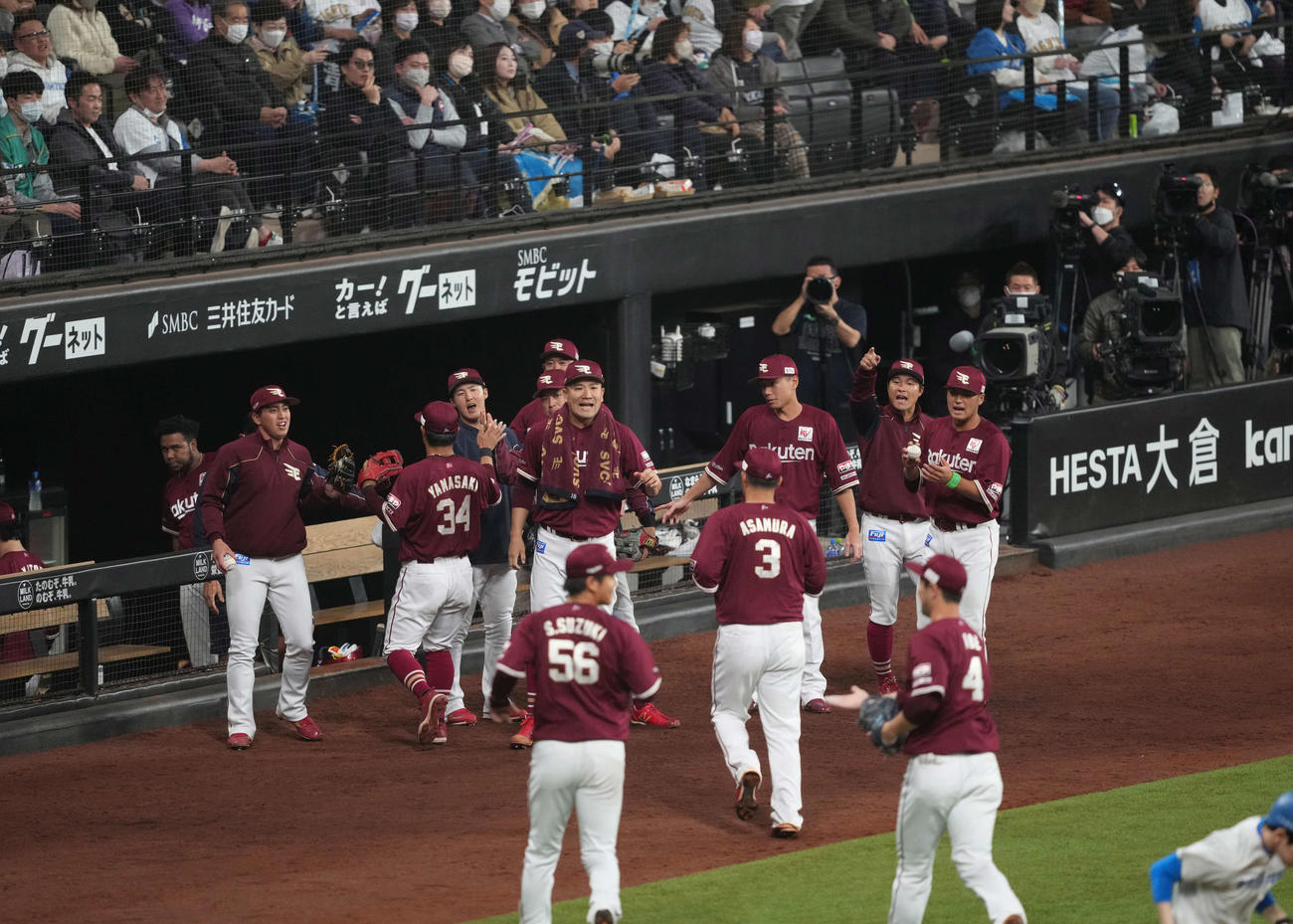 日本ハム対楽天　6回を終え、ナインを出迎える田中将（中央）（撮影・井上学）