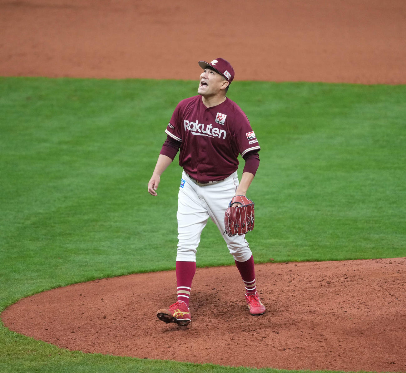 日本ハム対楽天　5回裏日本ハム2死一、二塁、宇佐見を補邪飛に打ち取り雄たけびを上げる田中将（撮影・井上学）