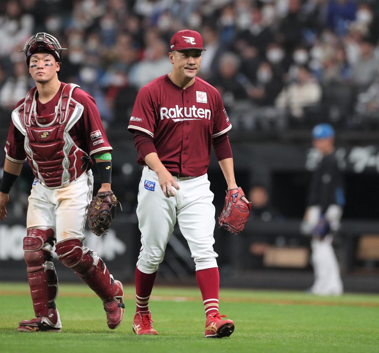日本ハム対楽天　6回途中降板する田中将（撮影・黒川智章）