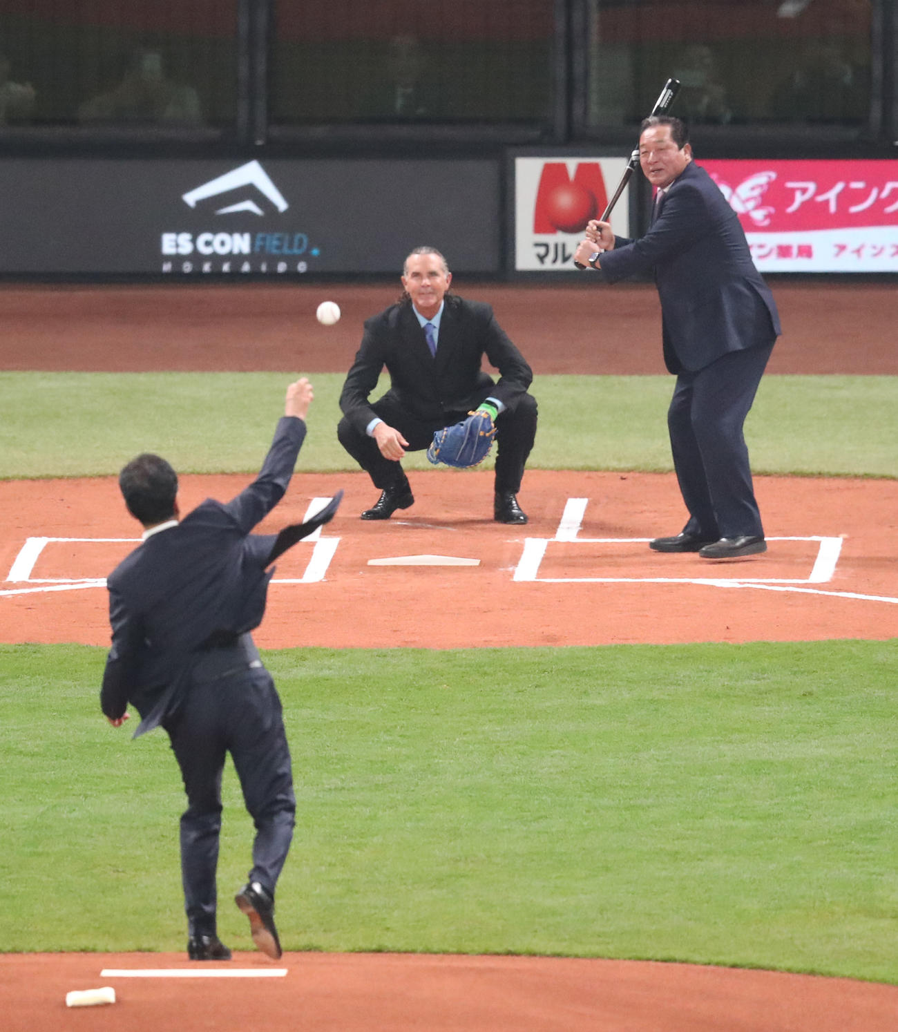日本ハム対楽天　日本ハム歴代監督たちによる始球式。投手侍ジャパン栗山監督、捕手ヒルマン氏、打者梨田氏（撮影・佐藤翔太）