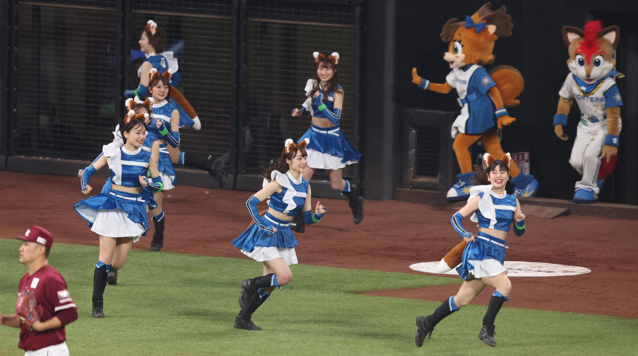 日本ハム対楽天　「きつねダンス」を披露するため勢いよく登場するファイターズガール（撮影・佐藤翔太）