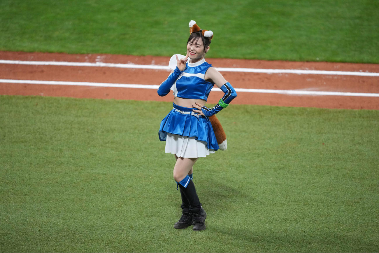 日本ハム対楽天　きつねダンスを躍るファイターズガール（撮影・井上学）