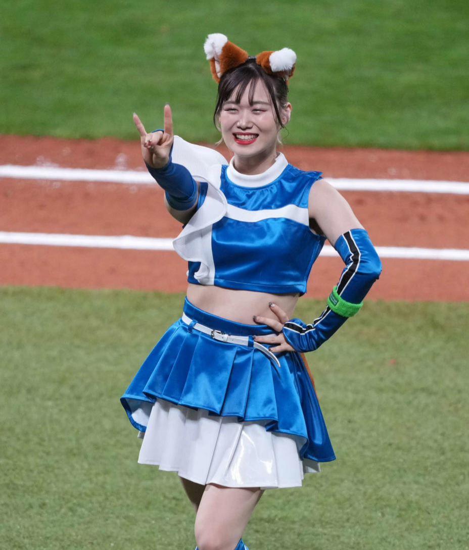 日本ハム対楽天　きつねダンスを躍るファイターズガール（撮影・井上学）