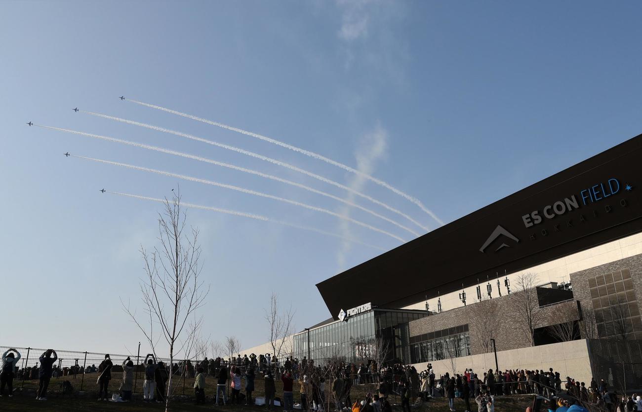 日本ハム対楽天　エスコンフィールド北海道の上空を飛ぶブルーインパルス（撮影・黒川智章）