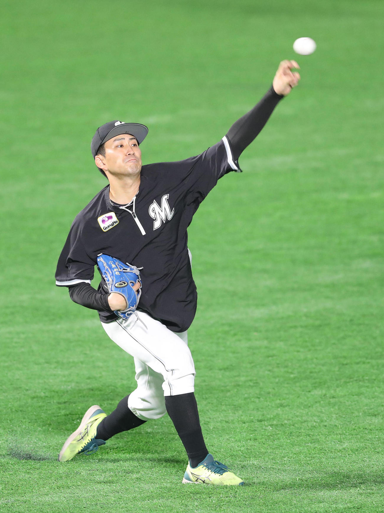 キャッチボールで調整する小島和哉（撮影・梅根麻紀）