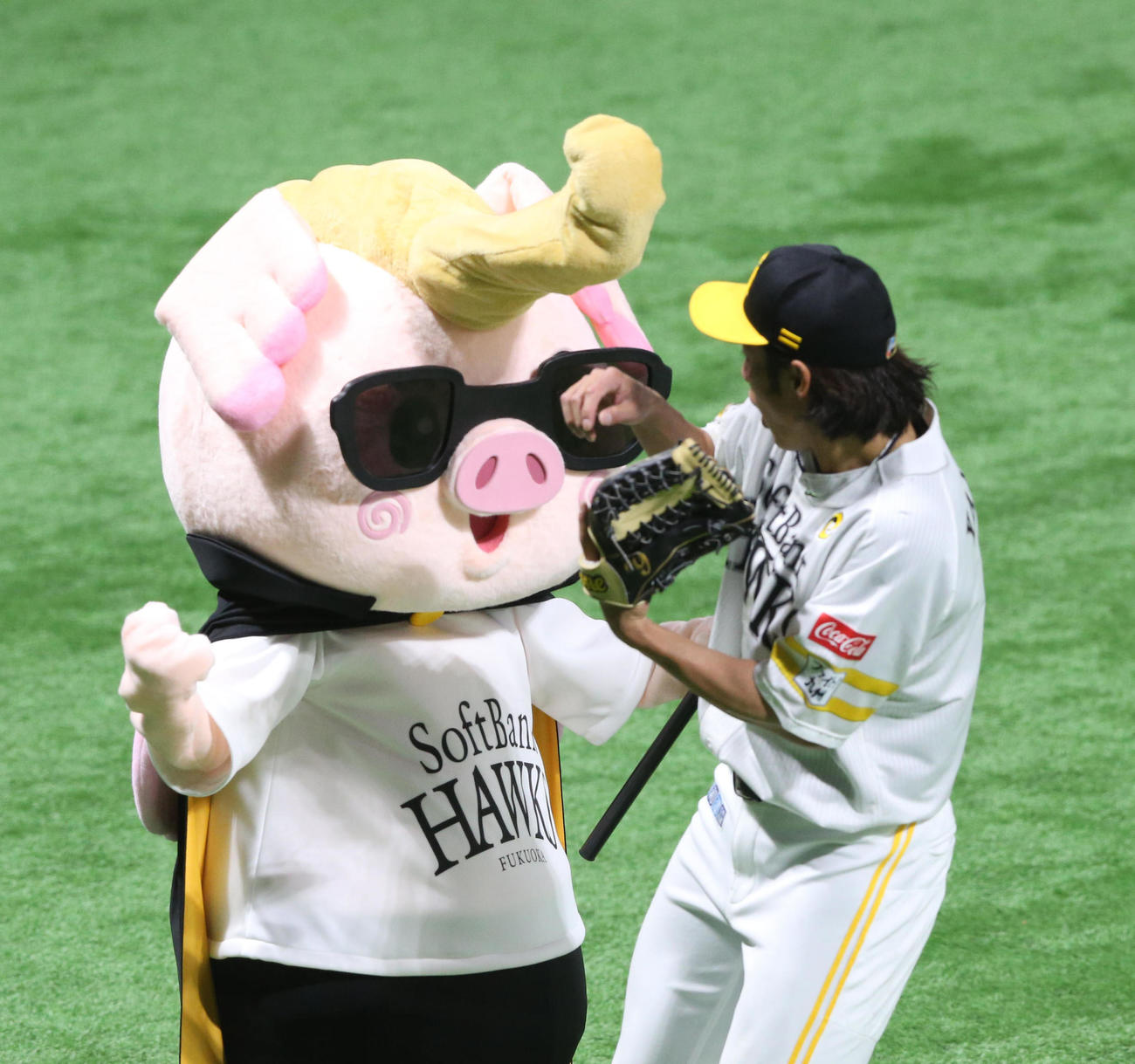 謎のキャラクターのリーゼントが突然飛び出し驚く柳田