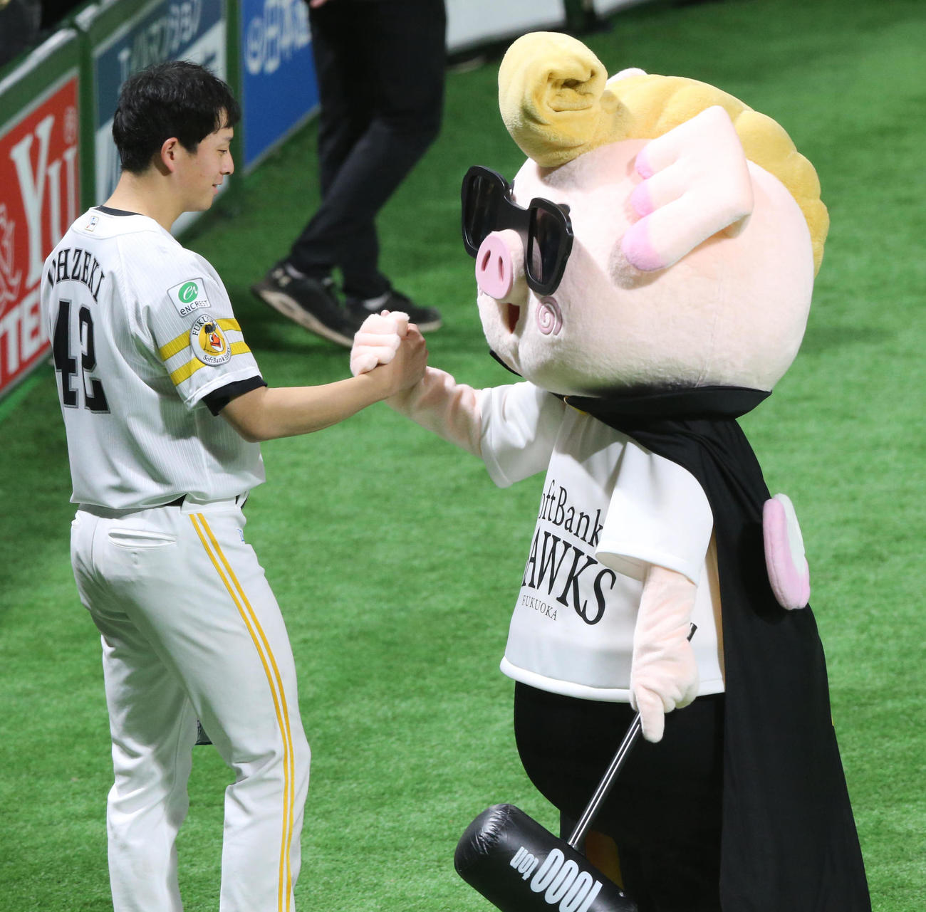 謎のキャラクターと握手を交わす大関友久（撮影・冨田成美）