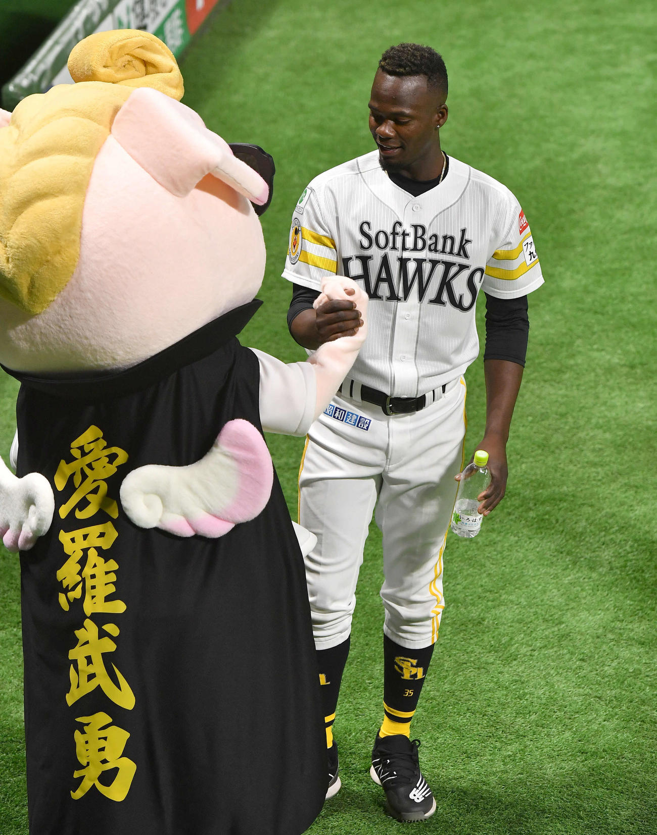 ソフトバンクの謎の新キャラクターと絡むモイネロ（撮影・岩下翔太）