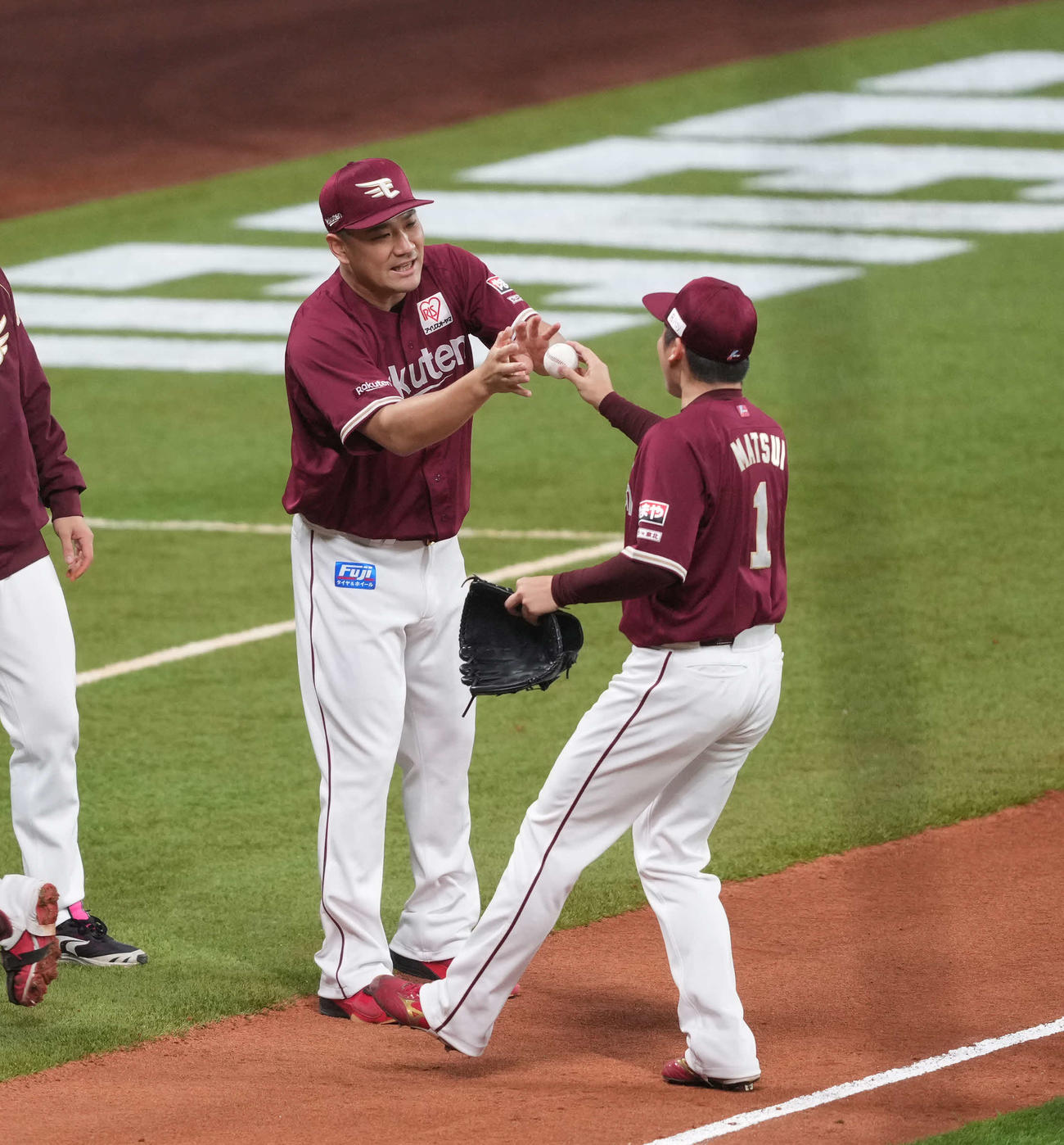 日本ハム対楽天　松井裕（右）からウイニングボールを受け取る楽天田中将（撮影・井上学）