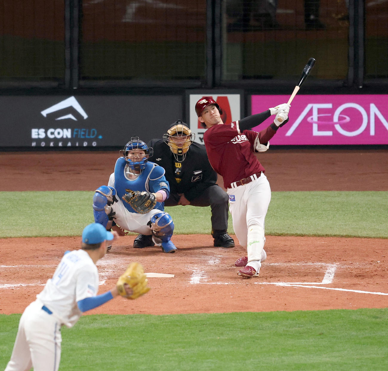 日本ハム対楽天　5回表楽天1死、伊藤は新球場第1号となる左越え本塁打を放つ。投手加藤貴（撮影・佐藤翔太）