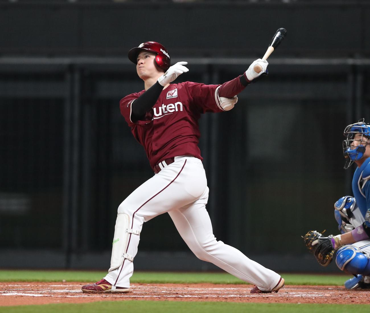 日本ハム対楽天　5回表楽天1死、新球場1号本塁打を左越えに放つ伊藤裕（撮影・黒川智章）