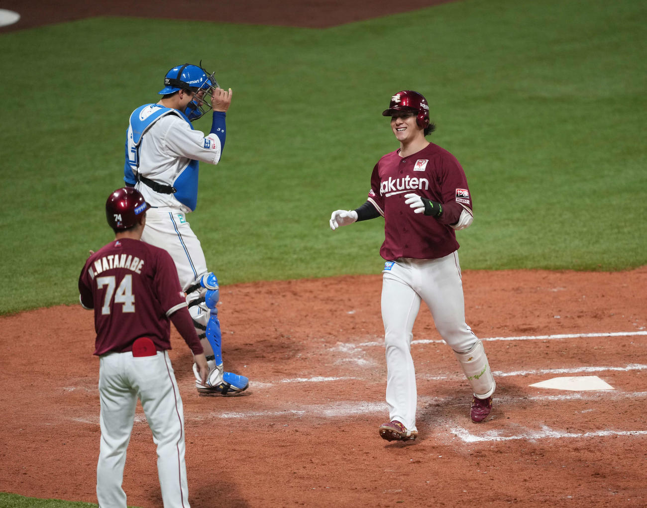 日本ハム対楽天　5回表楽天1死、第1号本塁打を放ち笑顔で生還する伊藤裕（撮影・井上学）