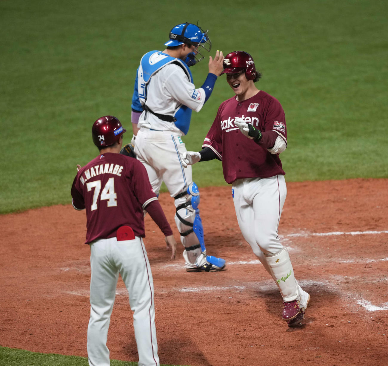 日本ハム対楽天　5回表楽天1死、第1号本塁打を放ち笑顔で生還する伊藤裕（撮影・井上学）