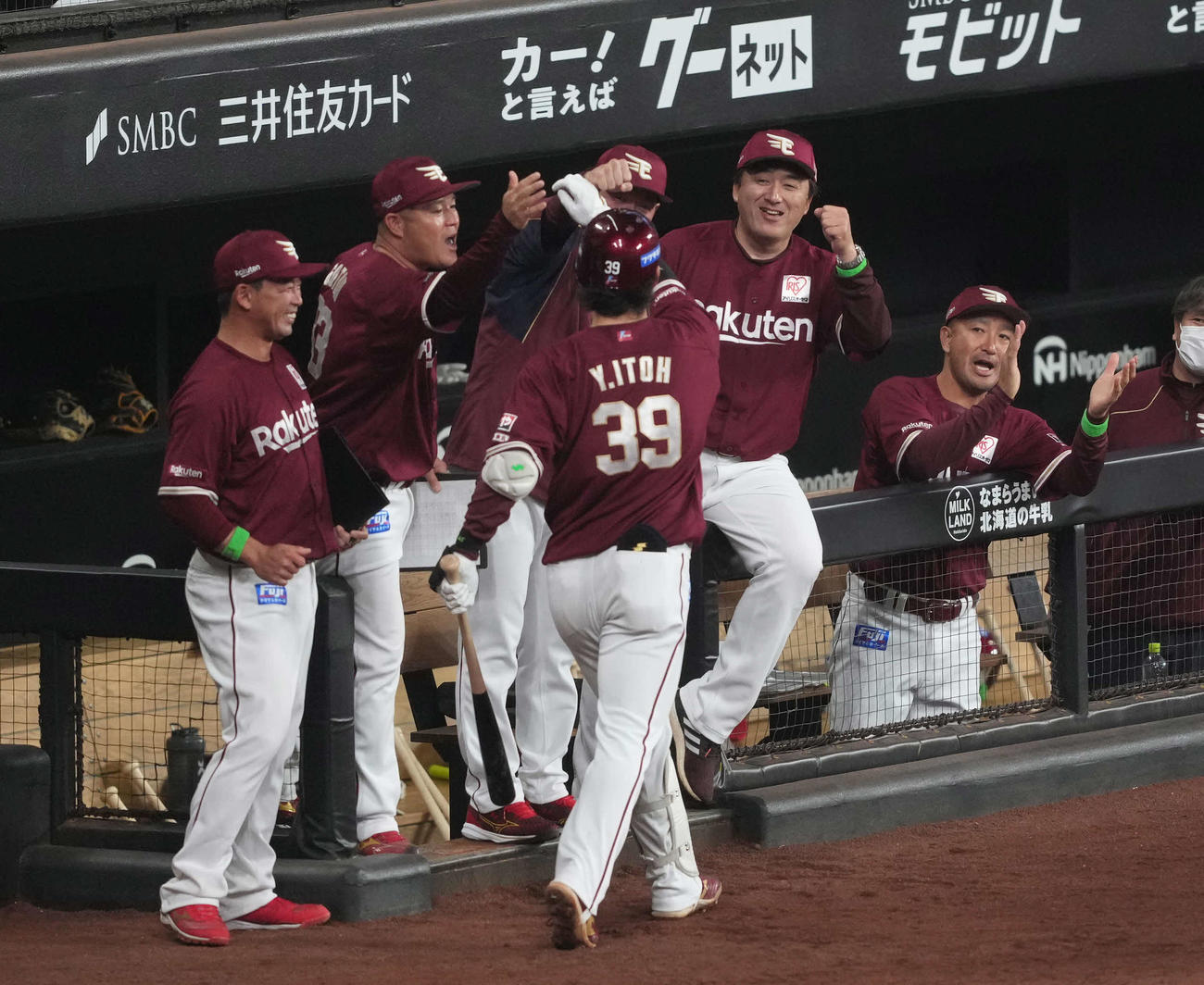 日本ハム対楽天　5回表楽天1死、第1号本塁打を放ち笑顔で生還する伊藤裕を出迎える石井監督（右から2人目）（撮影・井上学）