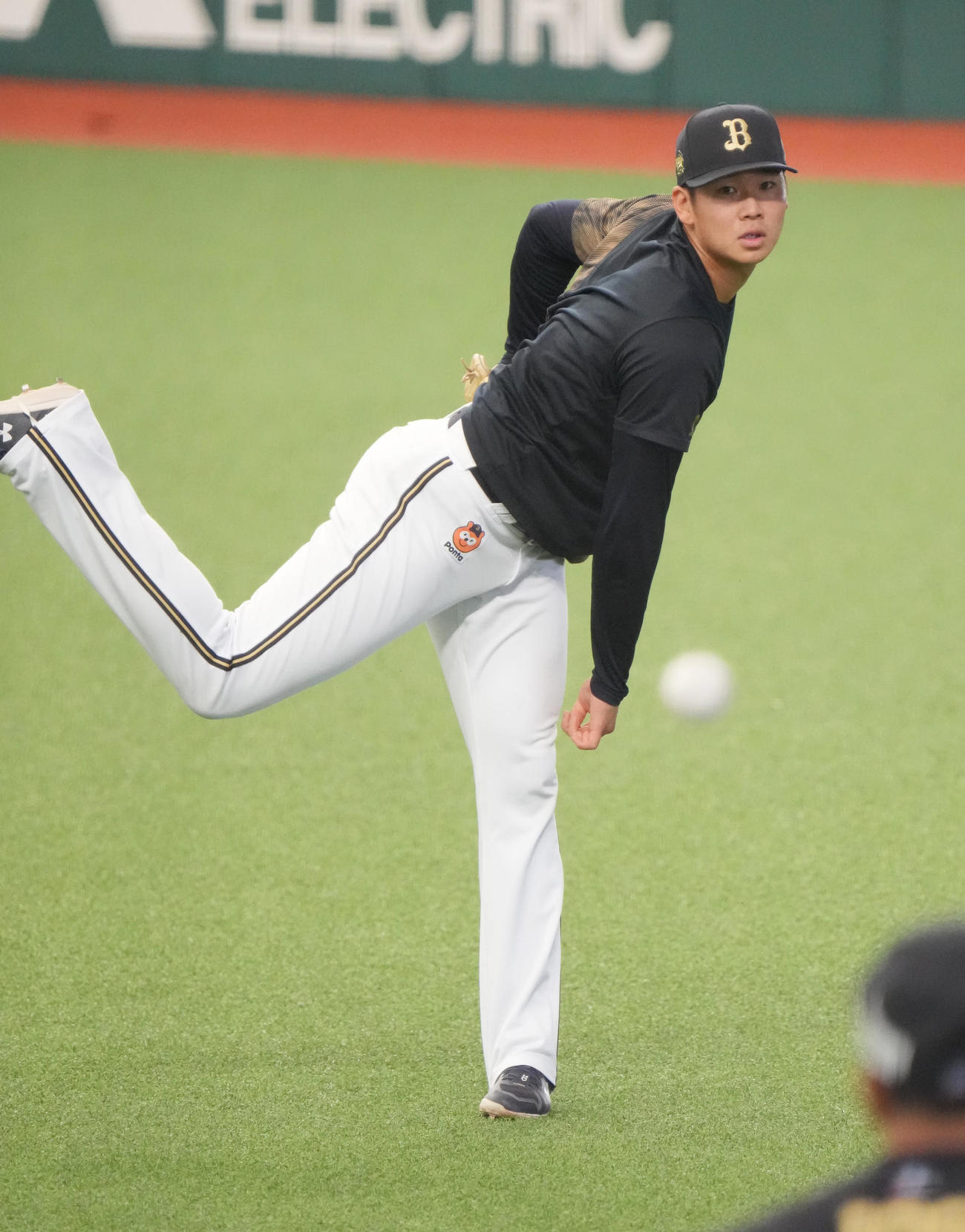 前日練習でキャッチボールするオリックス山下。プロ初登板が開幕戦の先発に決まった（撮影・小沢裕）