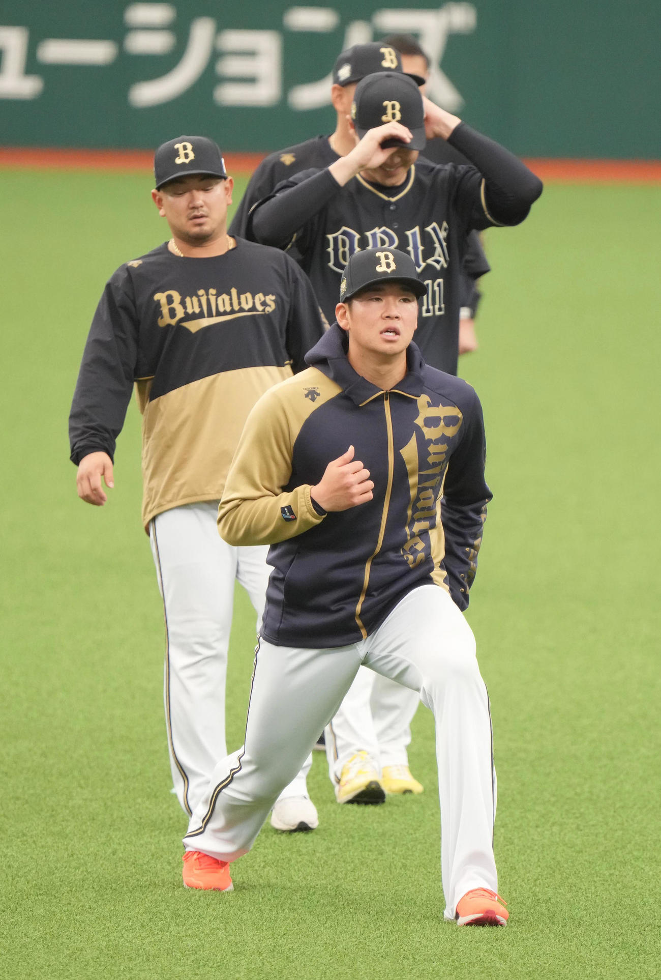 開幕前日の練習に臨むオリックス山下。後方左は森（撮影・小沢裕）