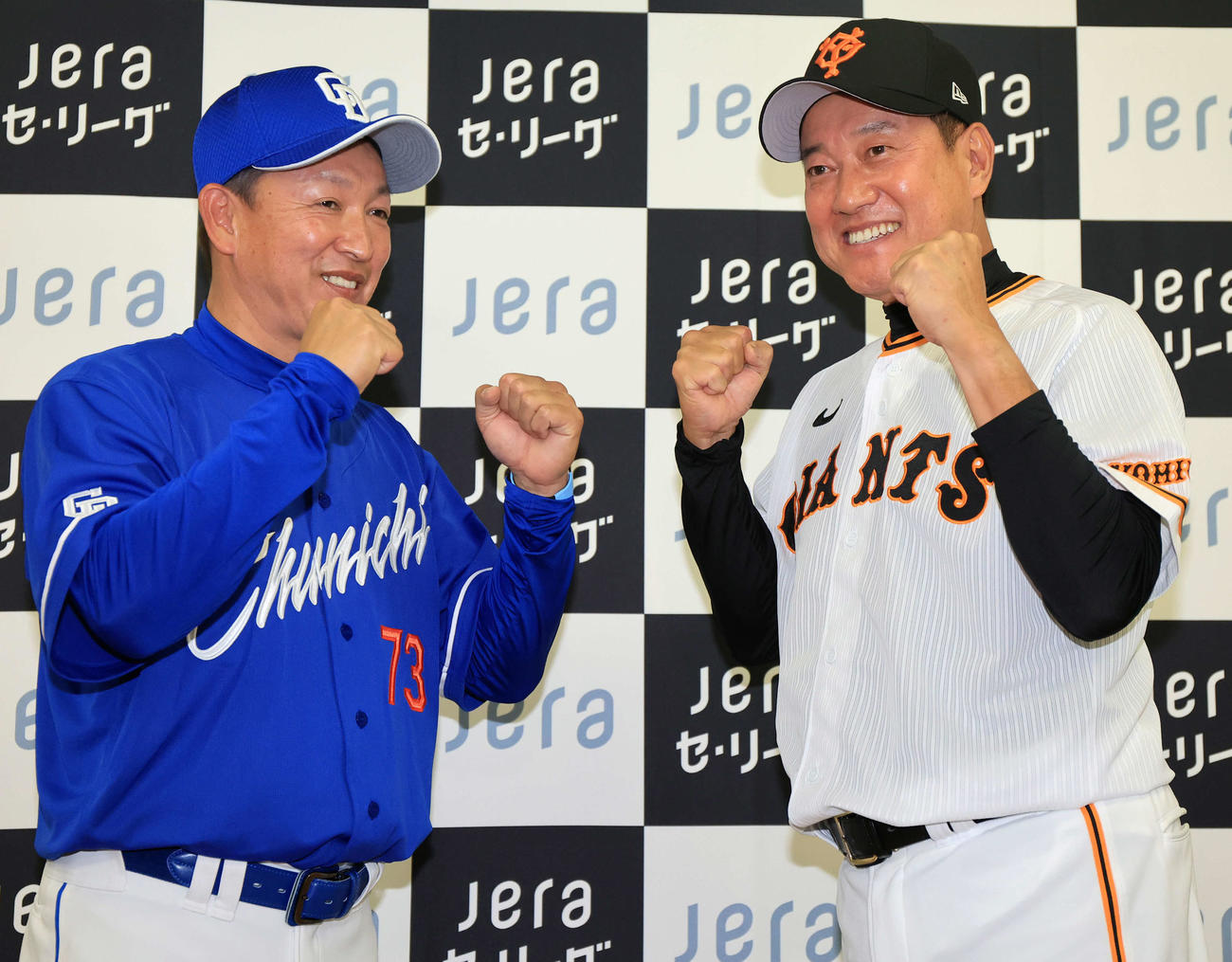 前日会見で互いにファイティングポーズを見せる巨人原監督（右）と中日立浪監督（撮影・浅見桂子）