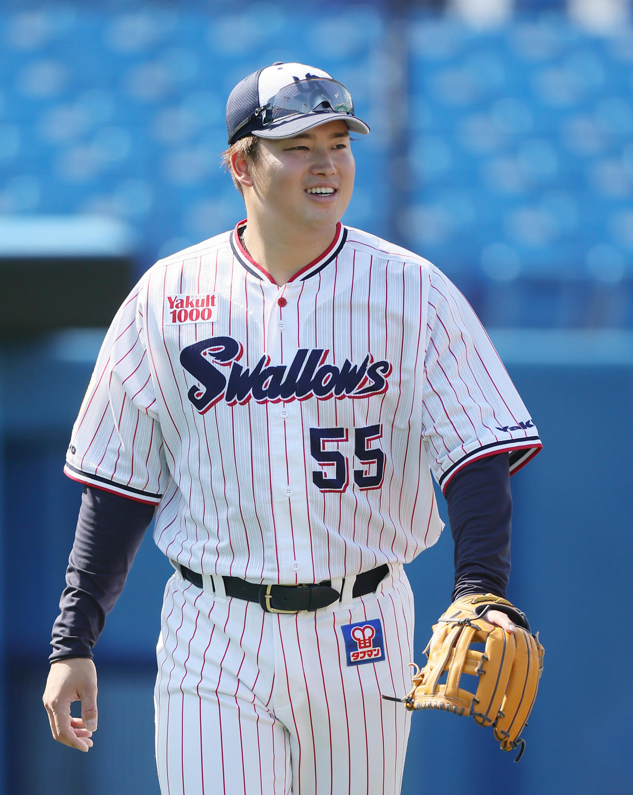 練習中、笑顔を見せるヤクルト村上（撮影・足立雅史）