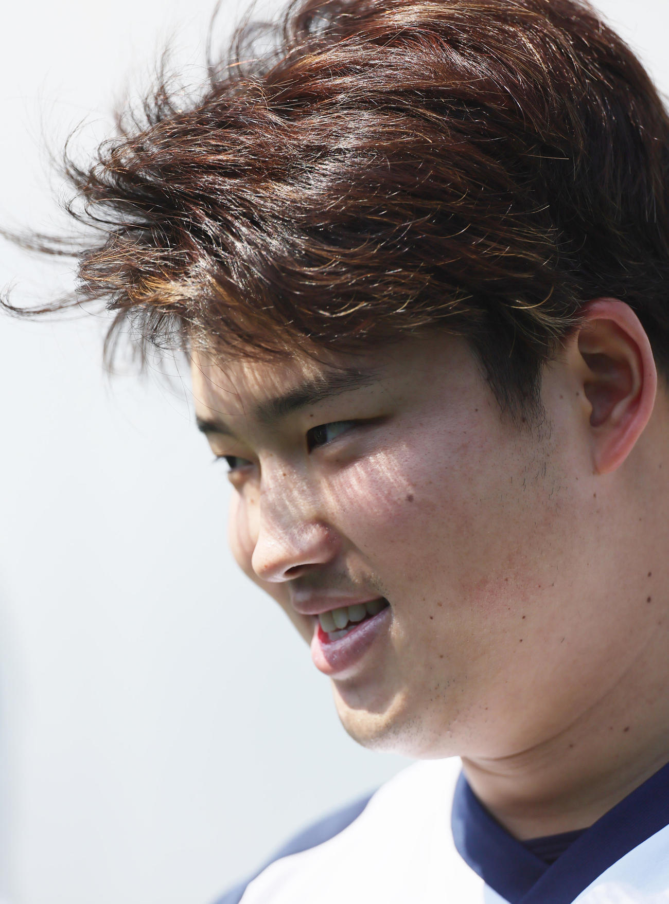 練習中、笑顔を見せる村上（撮影・足立雅史）