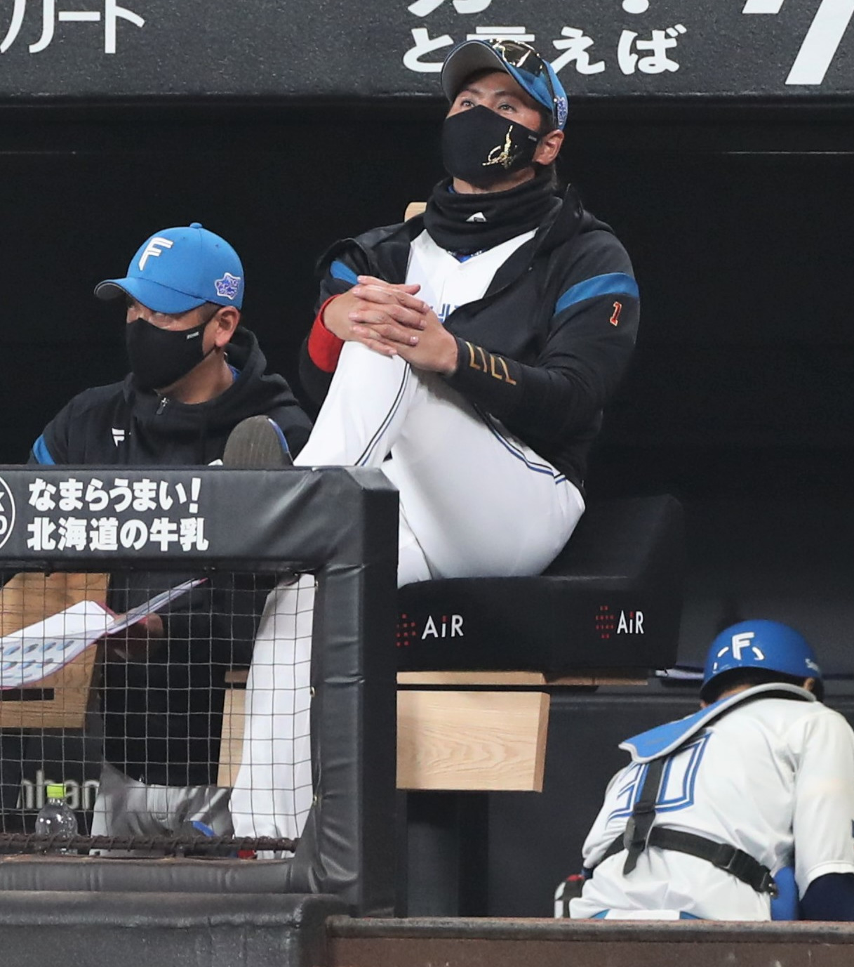 日本ハム対楽天　ベンチで遠くを見つめる日本ハム新庄監督（撮影・黒川智章）