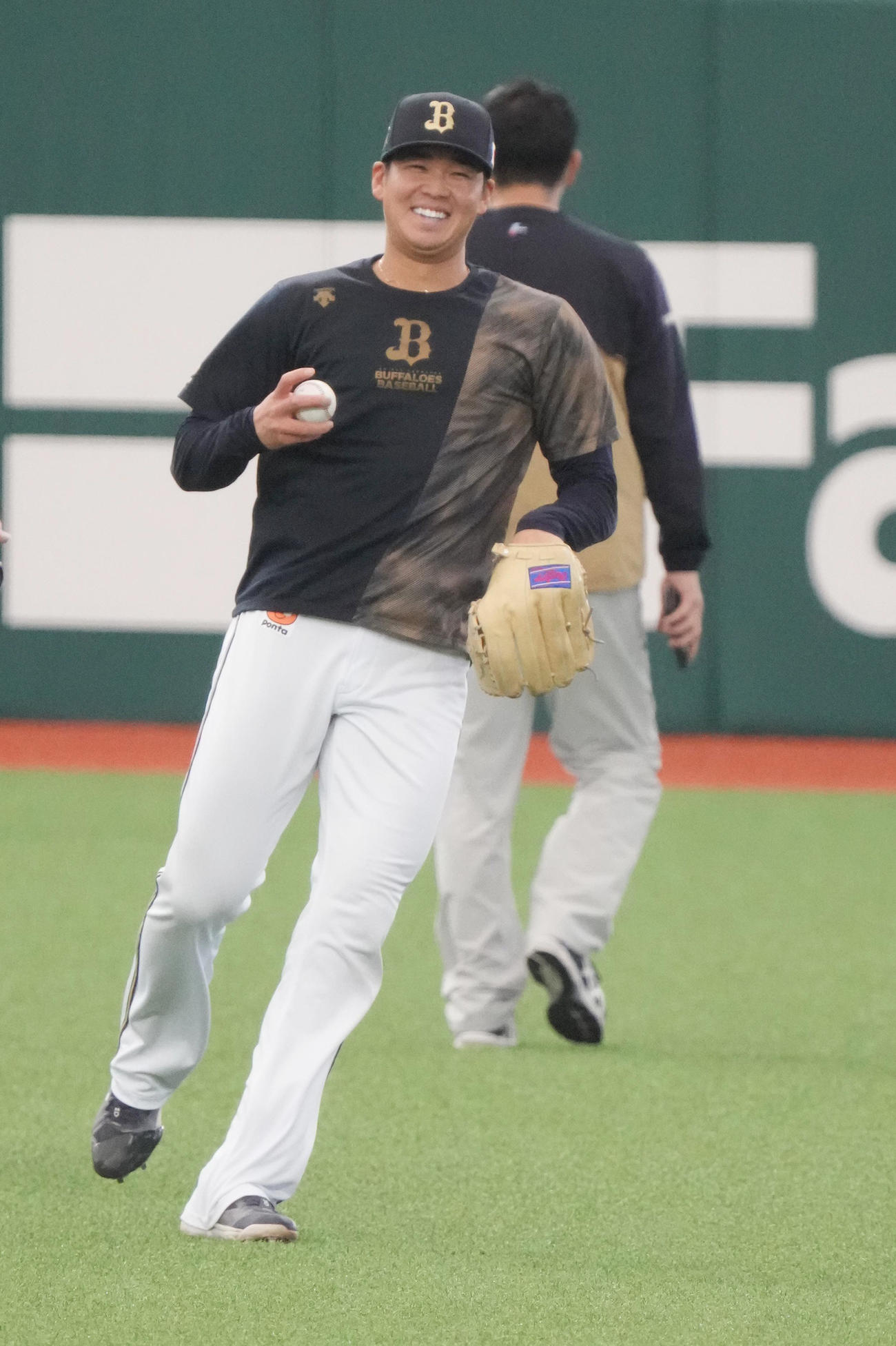 前日練習でリラックスした表情を見せるオリックス山下。プロ初登板が開幕戦の先発に決まった（撮影・小沢裕）