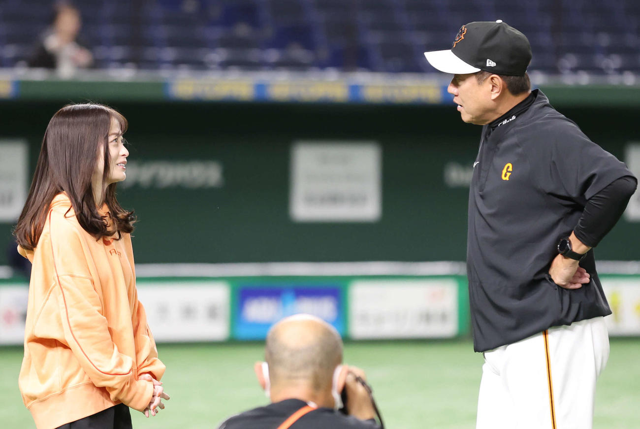 巨人対中日　試合前、笑顔で会話する橋本環奈（左）と巨人原監督（撮影・宮地輝）