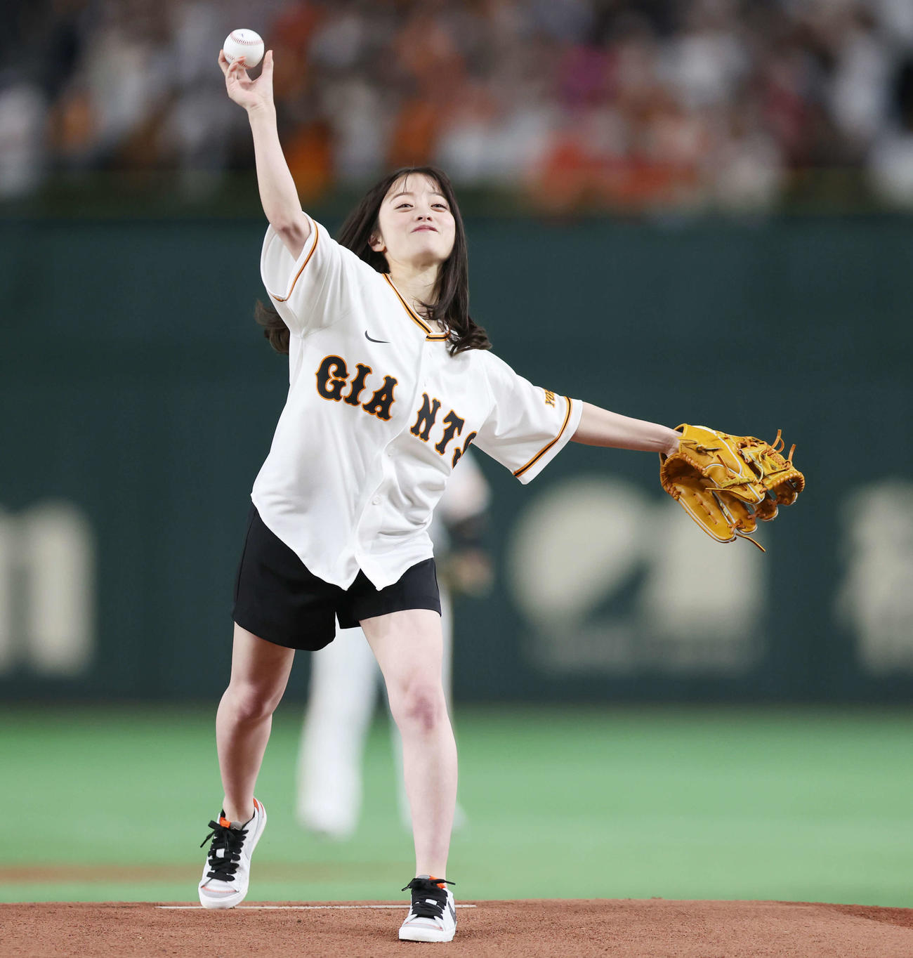 巨人対中日　始球式を務める橋本環奈（撮影・宮地輝）