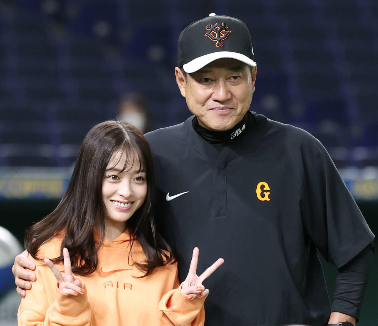 巨人対中日　試合前、笑顔で記念撮影する橋本環奈（左）と巨人原監督（撮影・宮地輝）