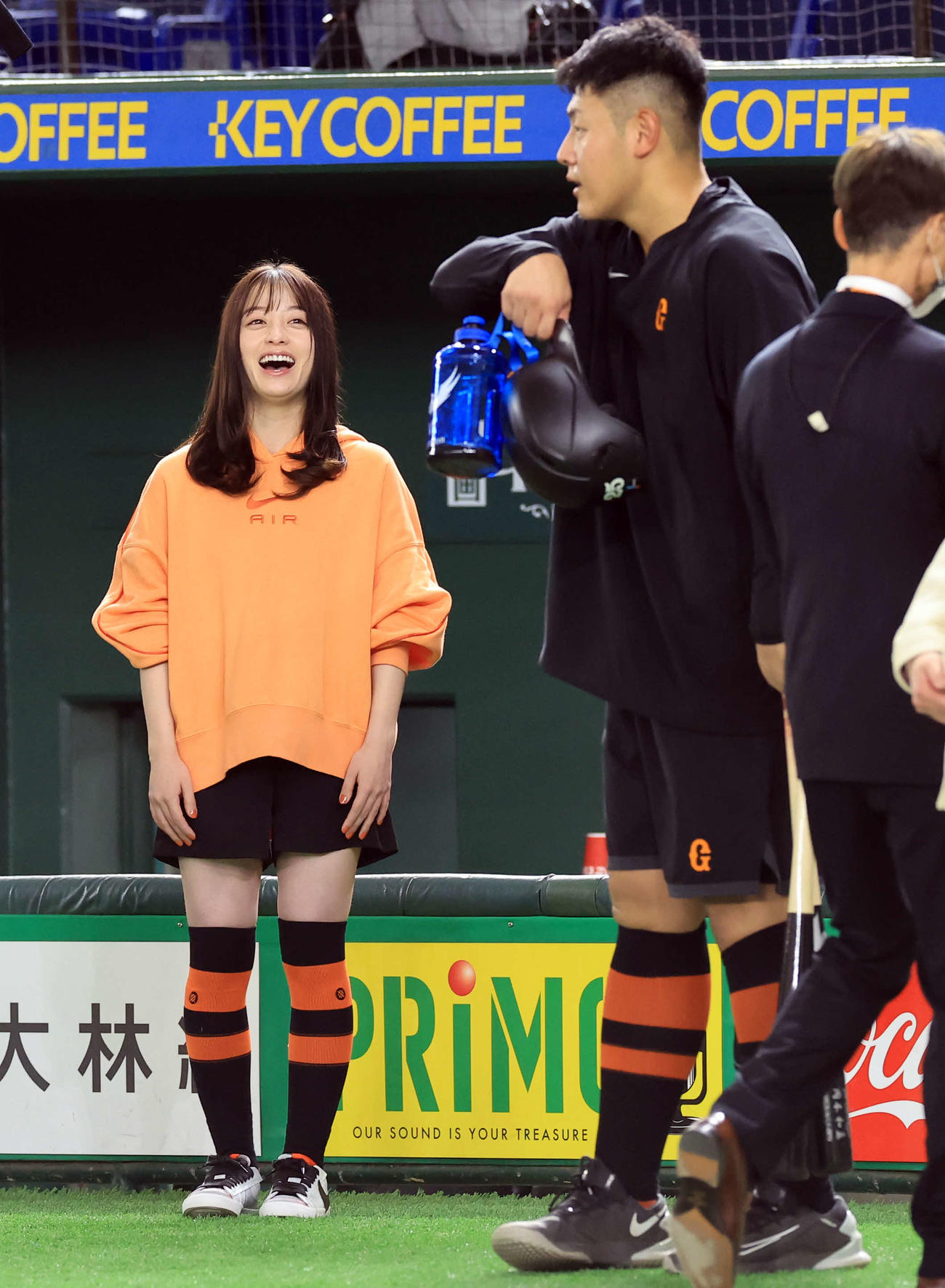 巨人対中日　試合前練習で談笑する橋本環奈（左）と巨人岡本和（撮影・浅見桂子）