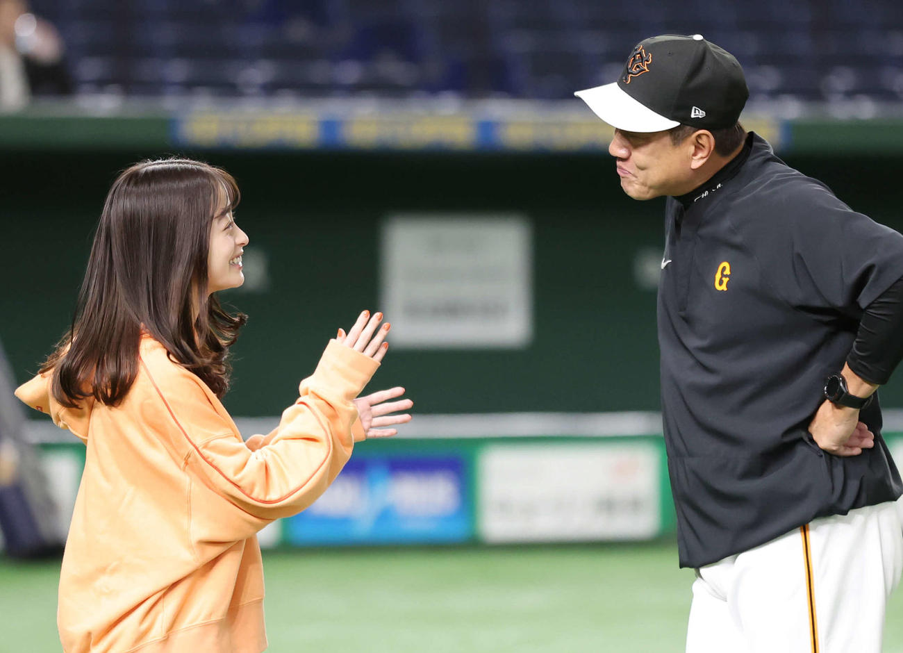 巨人対中日　試合前、笑顔で会話する橋本環奈（左）と巨人原監督（撮影・宮地輝）