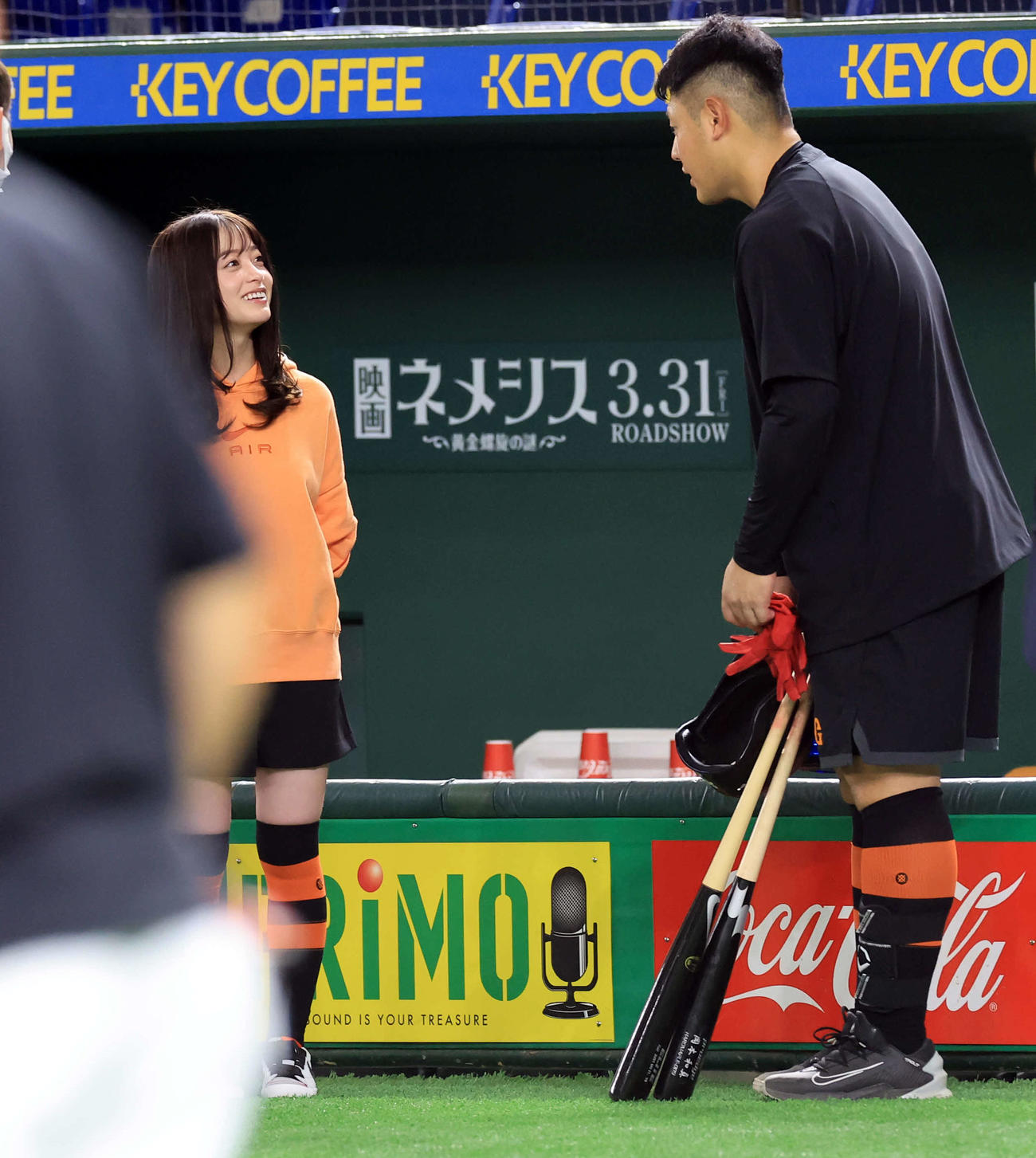 巨人対中日　試合前練習で談笑する橋本環奈（左）と巨人岡本和（撮影・浅見桂子）