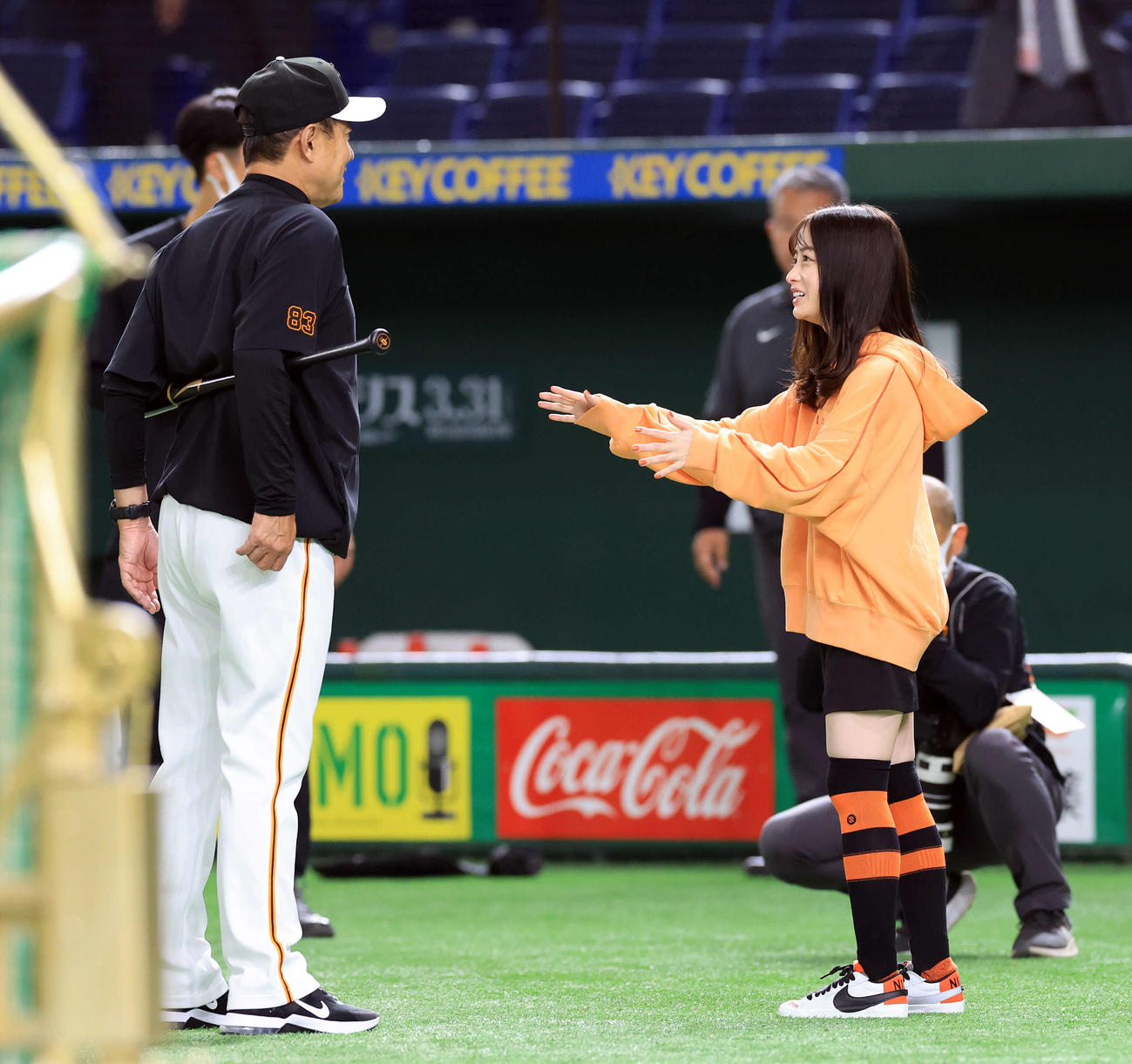 巨人対中日　試合前練習で談笑する橋本環奈（左）と巨人原監督（撮影・浅見桂子）
