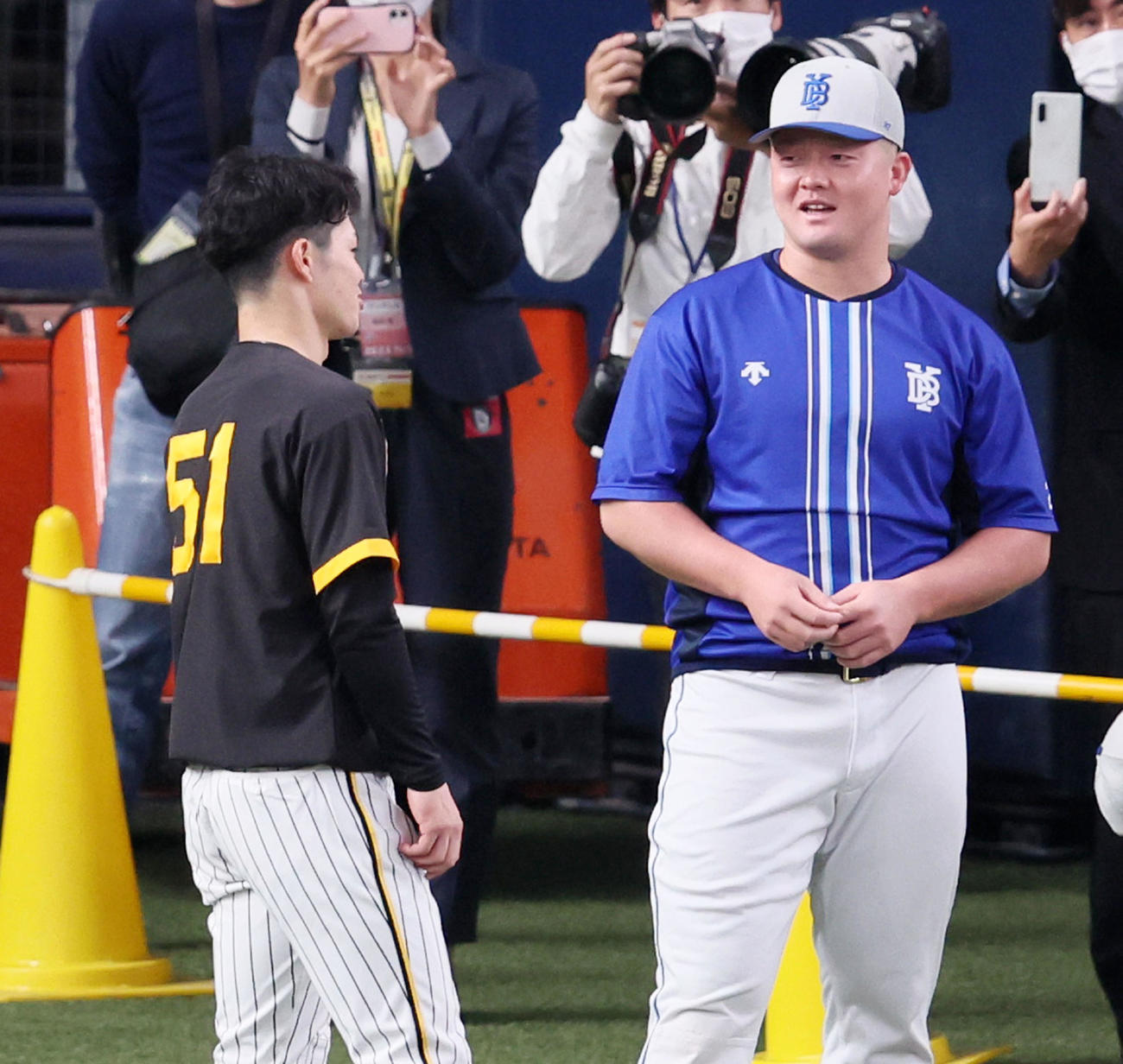 阪神対DeNA WBC出場の中野（左）と話す牧（撮影・加藤哉）
