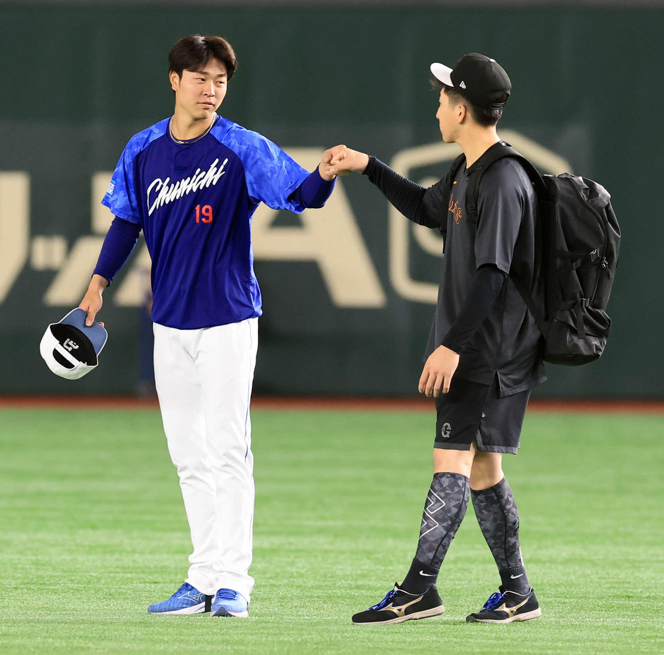 巨人対中日　試合前練習でグータッチする中日高橋宏（左）と巨人大勢（撮影・浅見桂子）