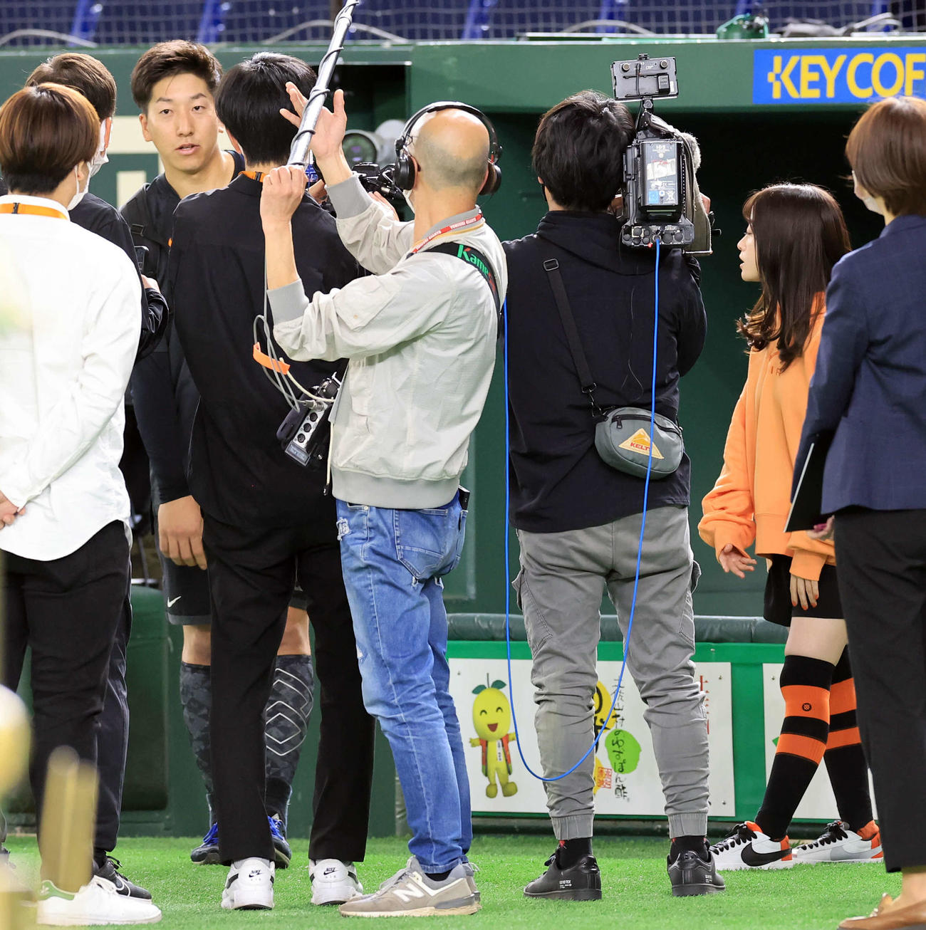 巨人対中日　試合前練習後、橋本環奈（右奥）から質問される巨人大勢（撮影・浅見桂子）