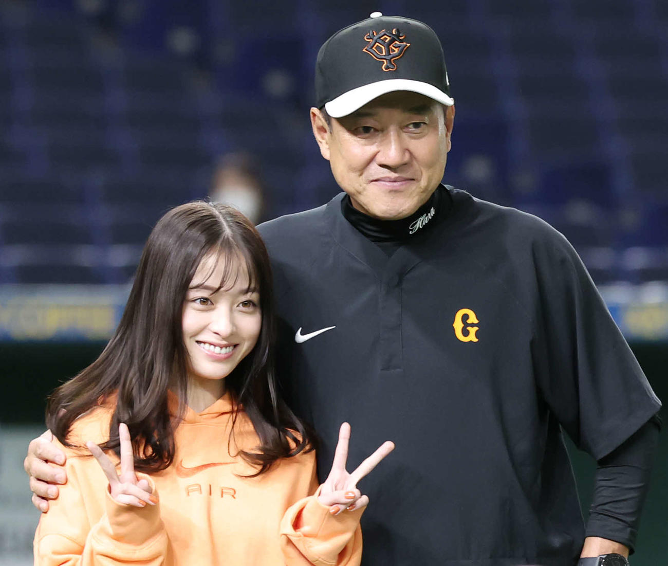 巨人対中日　試合前、笑顔で記念撮影する橋本環奈（左）と巨人原監督（撮影・宮地輝）