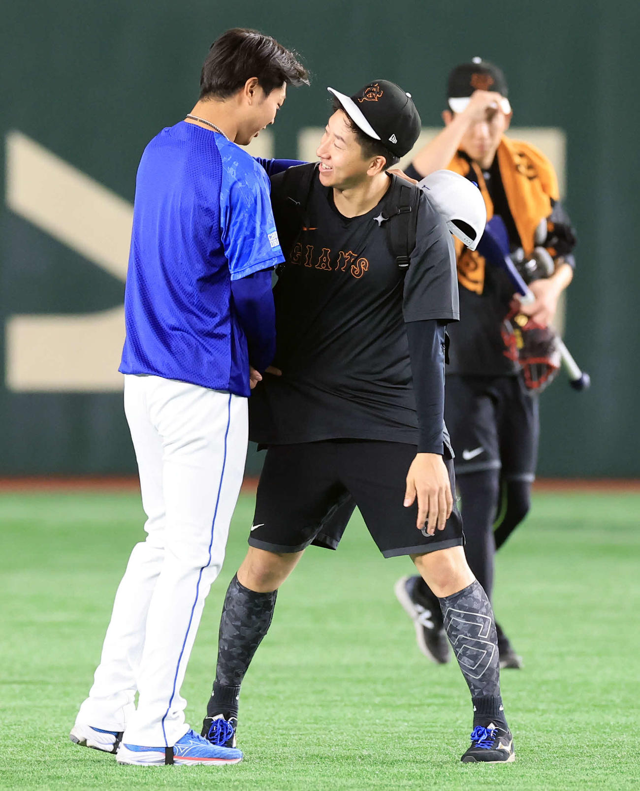 巨人対中日　試合前練習であいさつをする中日高橋宏（左）と巨人大勢（撮影・浅見桂子）