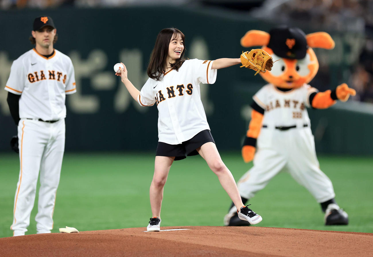 巨人対中日　始球式を務めた橋本環奈（撮影・浅見桂子）