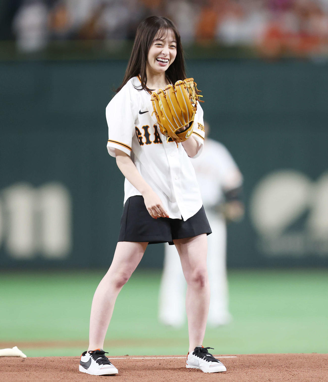 巨人対中日　始球式を務めた橋本環奈（撮影・宮地輝）