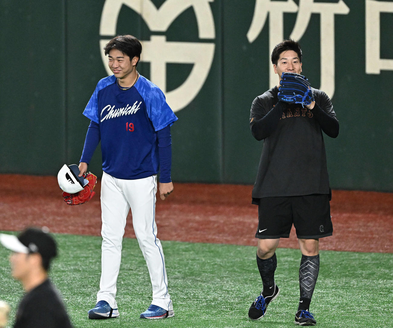 巨人対中日　試合前練習で話す中日高橋宏（左）と巨人大勢（撮影・滝沢徹郎）