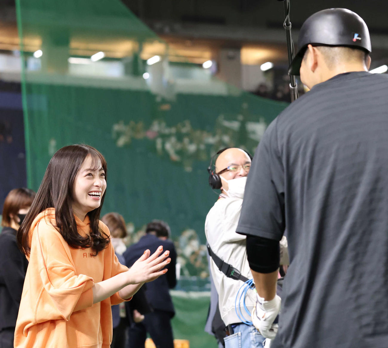 巨人対中日　試合前、巨人大城卓（右）と笑顔で会話する橋本環奈（撮影・宮地輝）