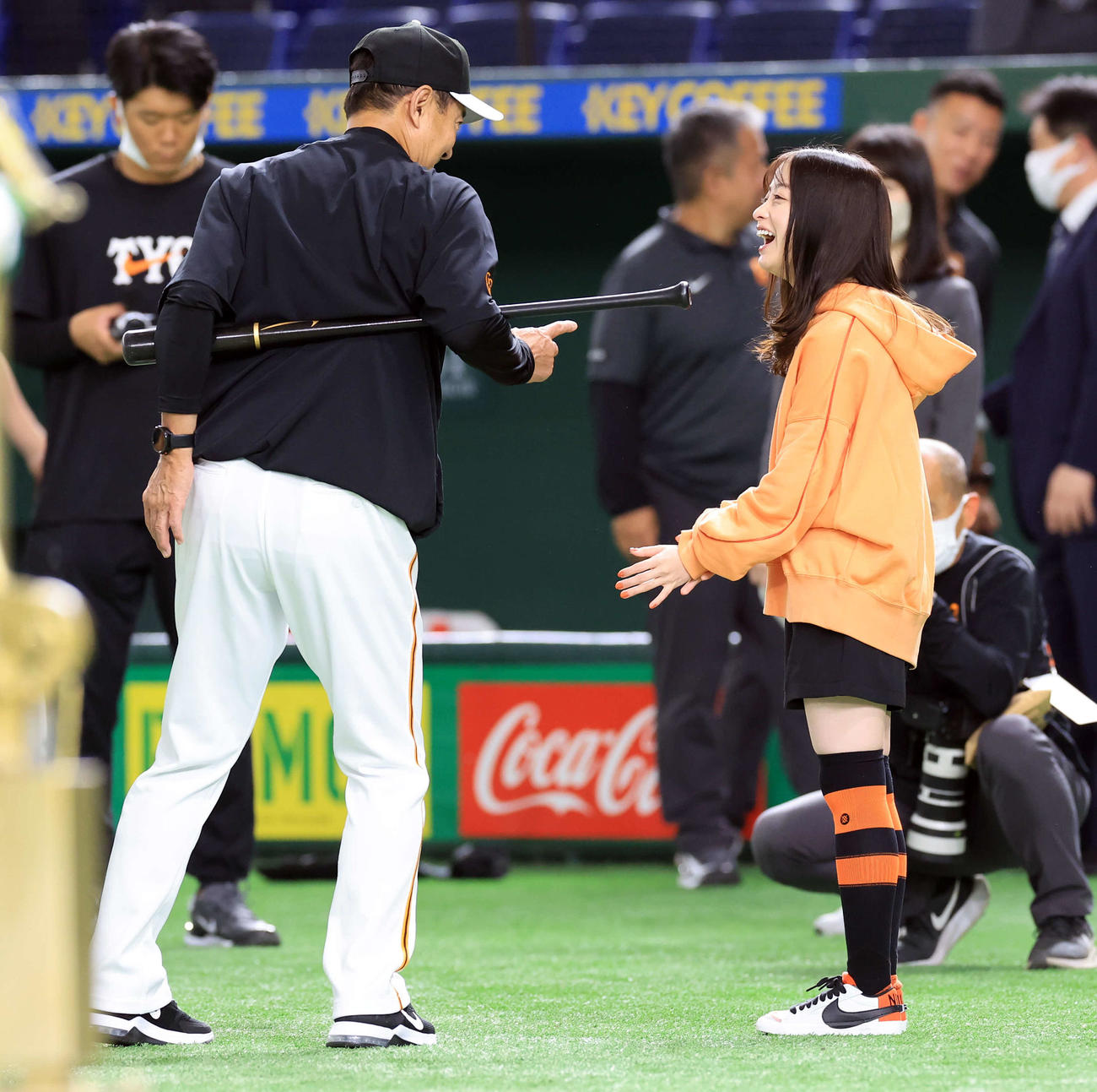 巨人対中日　試合前練習で談笑する橋本環奈（右）と巨人原監督（撮影・浅見桂子）