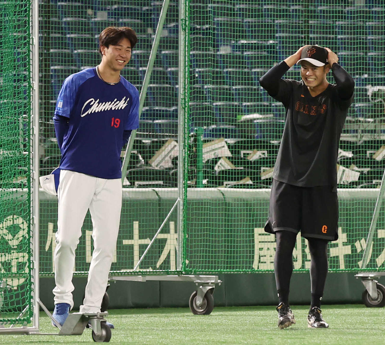 巨人対中日　試合前、笑顔で会話する中日高橋宏（左）と巨人中山（撮影・宮地輝）