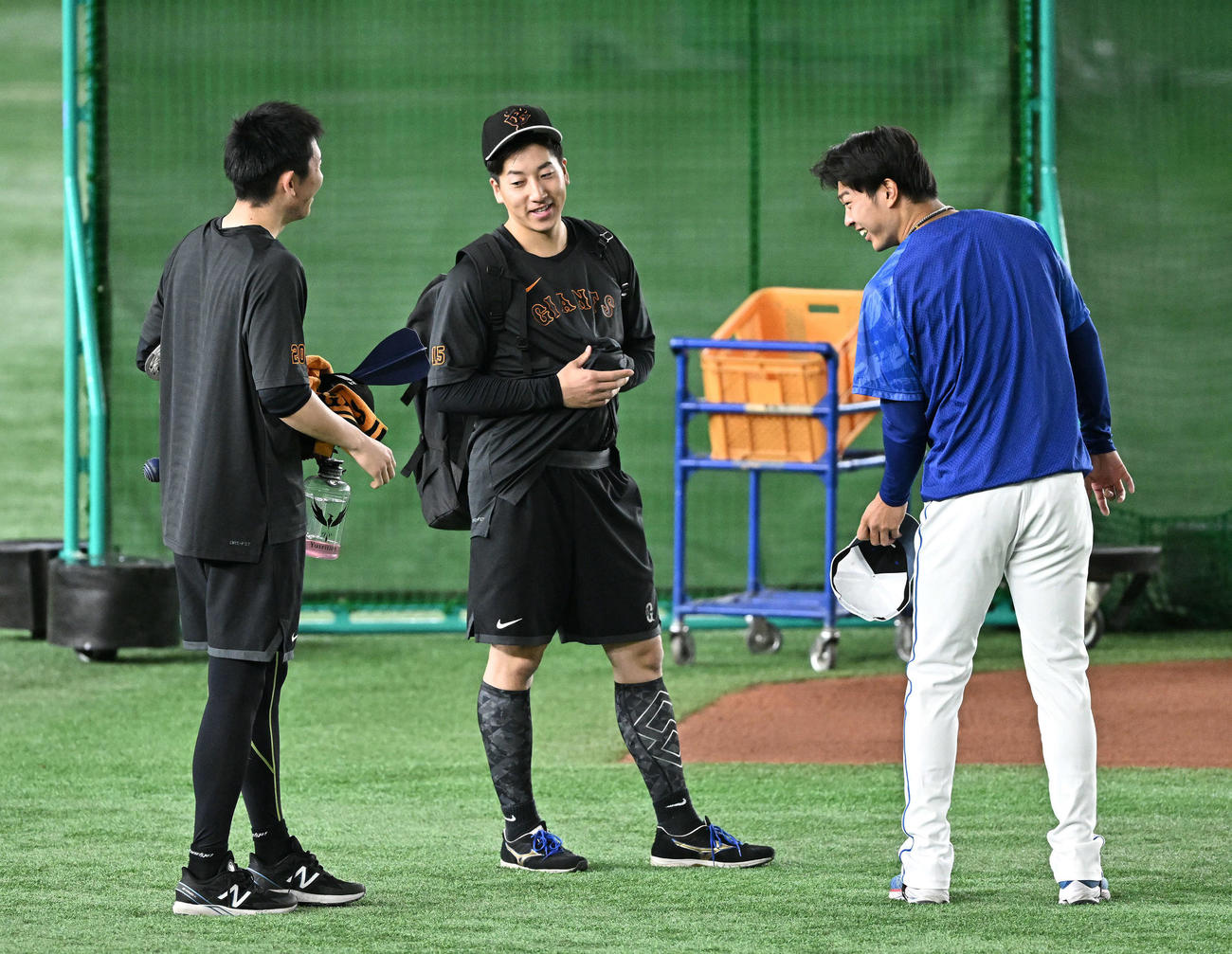 巨人対中日　試合前練習で話す、左から巨人戸郷、大勢、中日高橋宏（撮影・滝沢徹郎）