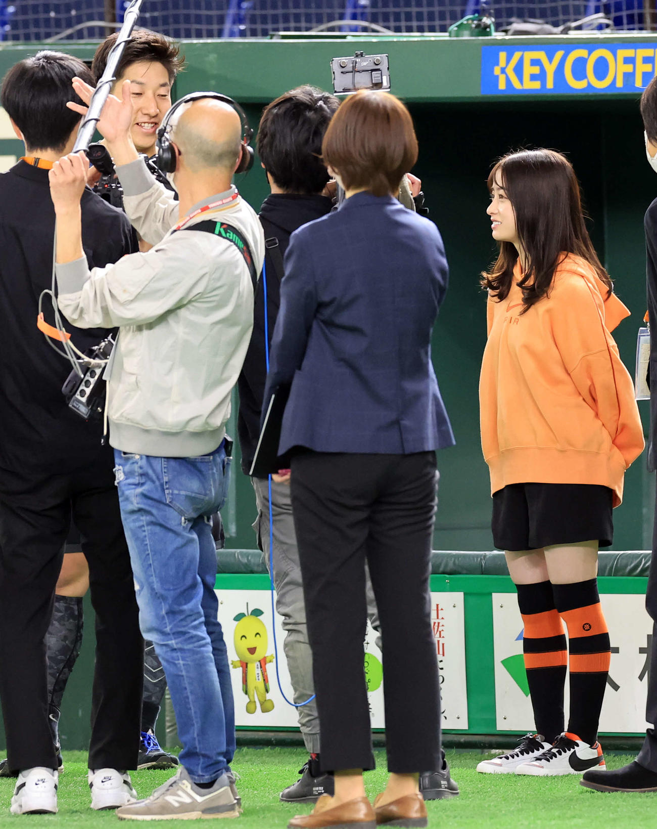 巨人対中日　試合前練習後、橋本環奈（右奥）から質問される巨人大勢（撮影・浅見桂子）
