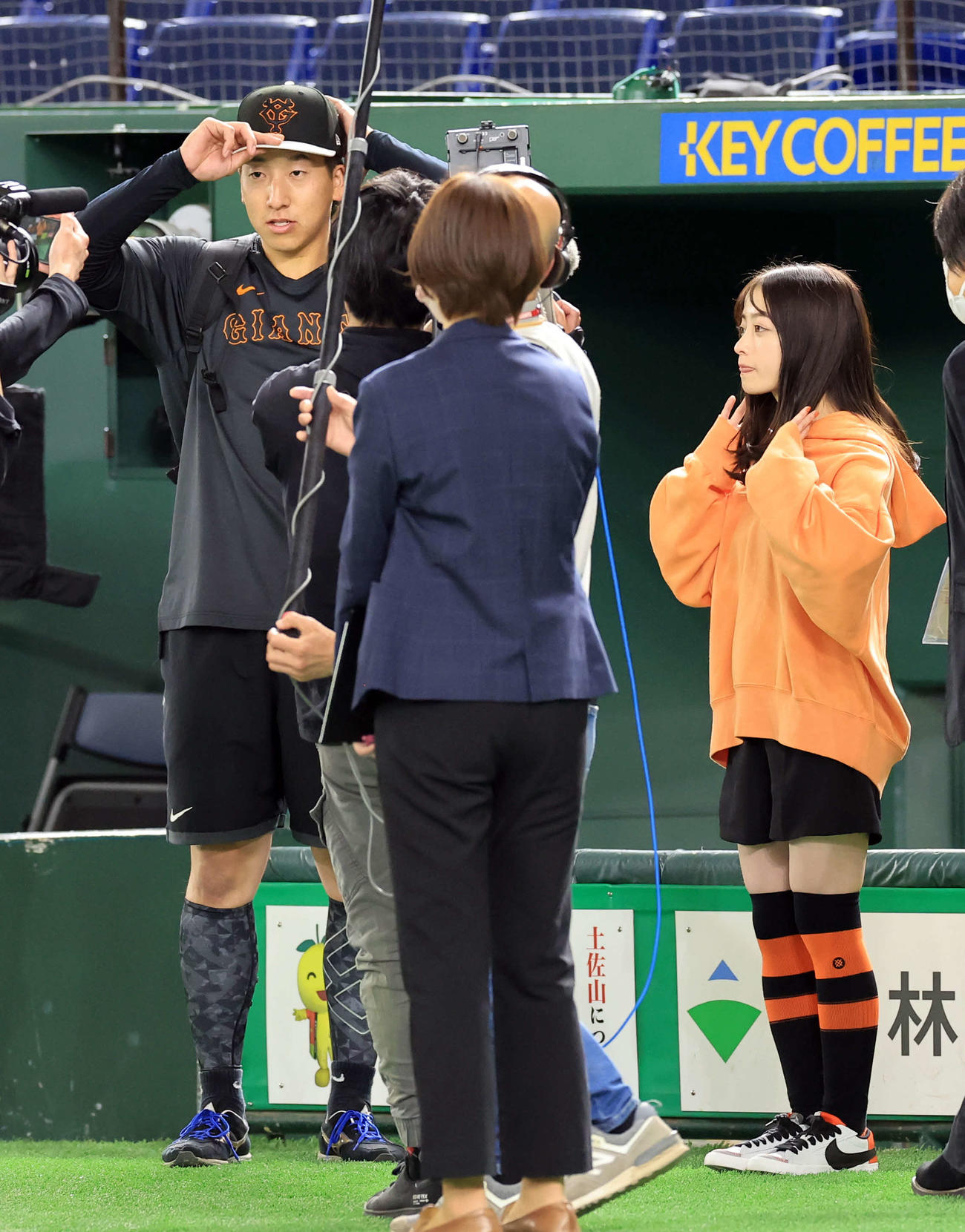 巨人対中日　試合前練習後、橋本環奈（右）と話す巨人大勢（撮影・浅見桂子）