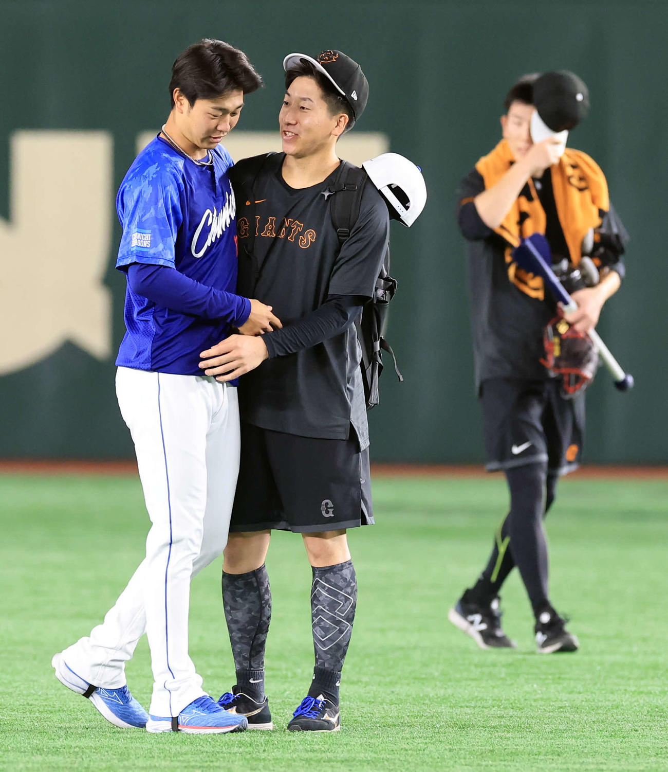 巨人対中日　試合前練習であいさつをする中日高橋宏（左）と巨人大勢。奥は戸郷（撮影・浅見桂子）