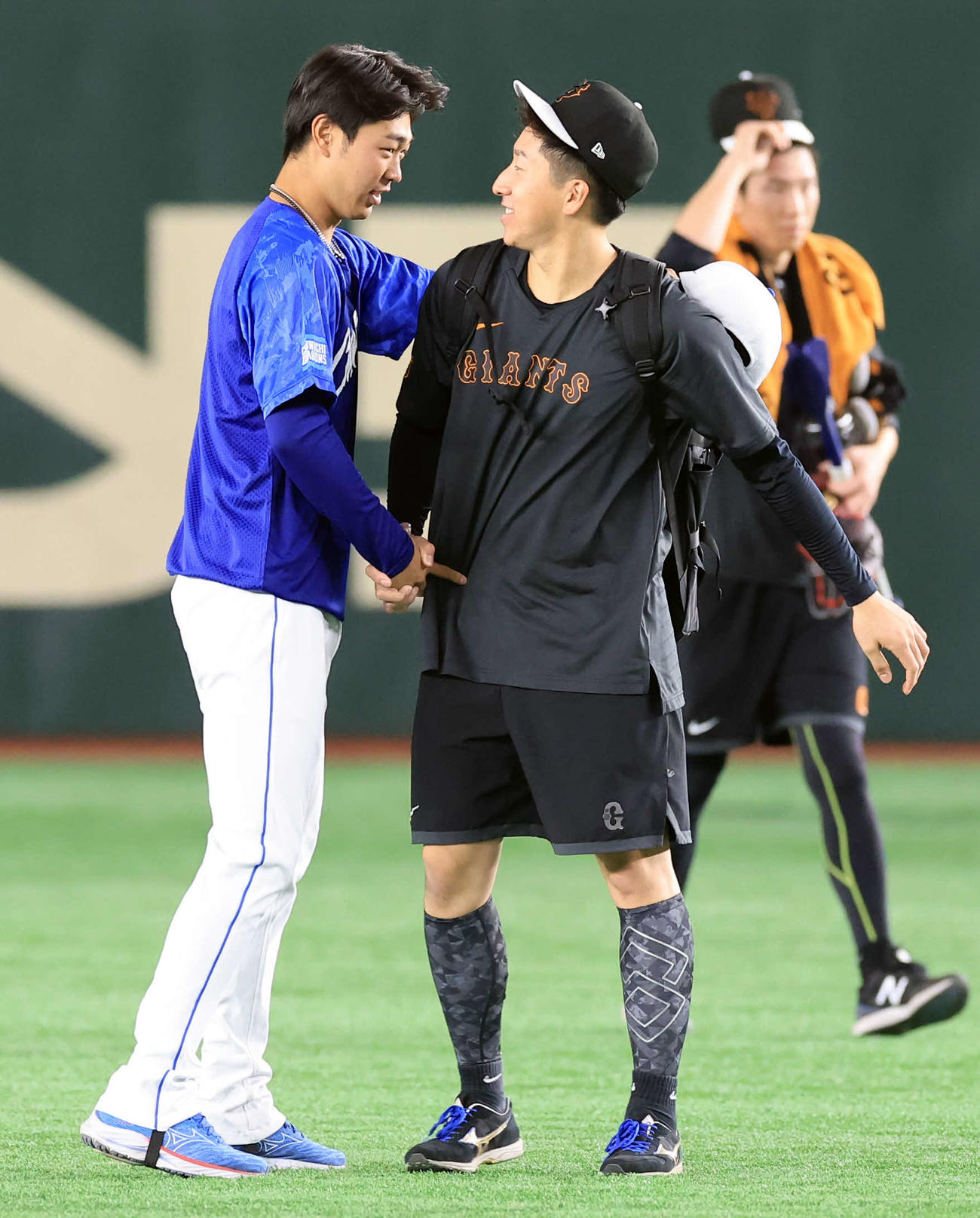 巨人対中日　試合前練習であいさつをする中日高橋宏（左）と巨人大勢（撮影・浅見桂子）