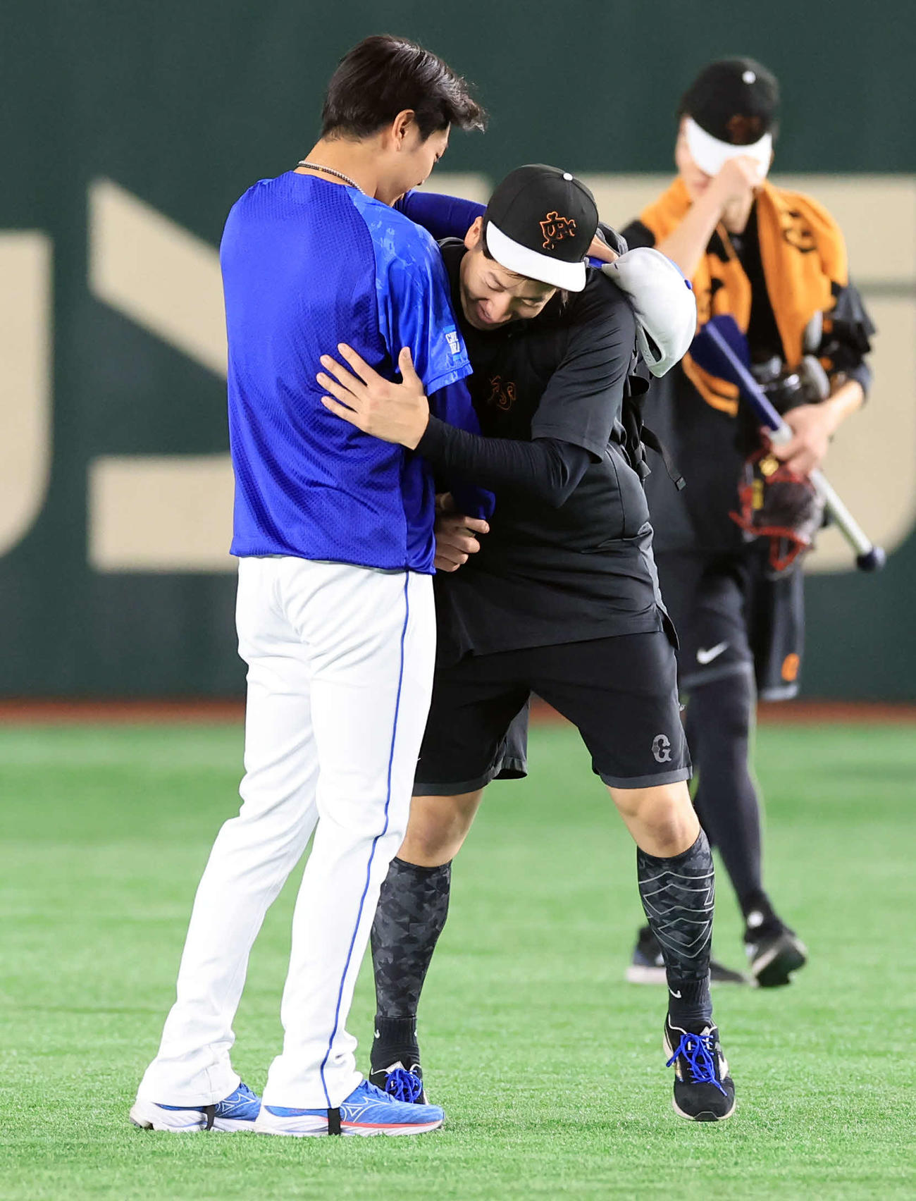 巨人対中日　試合前練習であいさつをする中日高橋宏（左）と巨人大勢（撮影・浅見桂子）
