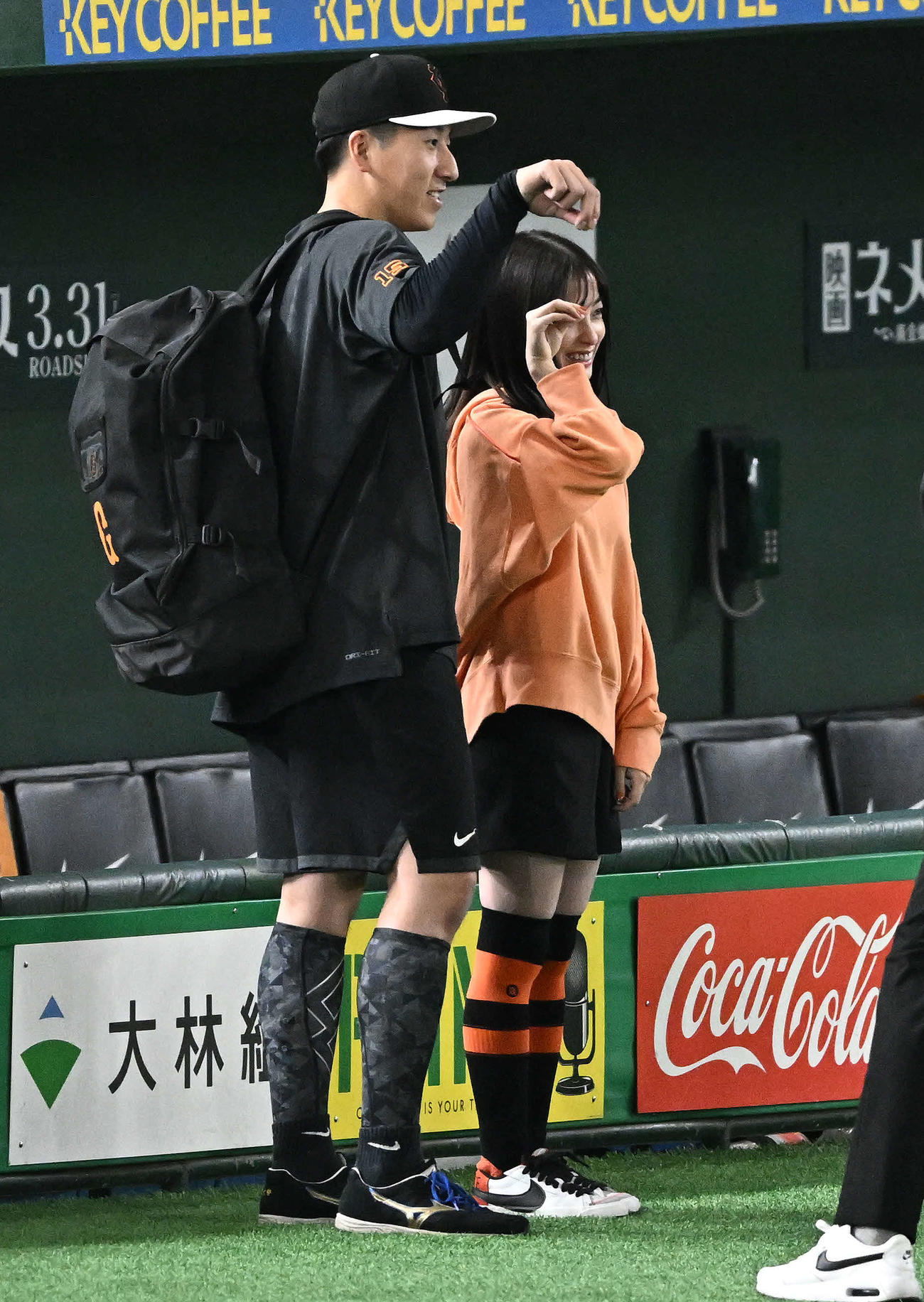 巨人対中日　東京ドームを訪れた橋本環奈（右）は巨人大勢とポーズを決める（撮影・滝沢徹郎）